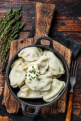 포토 JPG 해외이미지 포크 사람없음 하이앵글 냄비 허브 만두 나무도마 나무배경 해외포토 식물 식기 음식 뷰포인트 백그라운드 도마 목재 솥 파일형식 이미지허브