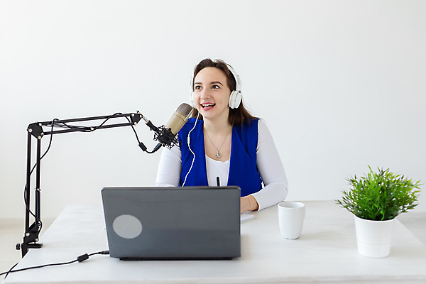 포토 JPG 해외이미지 여자 화분 스튜디오 말하기 한명 상반신 성인 앞모습 노트북 헤드폰 DJ 마이크 라디오 라디오방송 성인여자한명만 크리에이터 1인미디어 해외포토 직업 1 뷰포인트 음향기기 모션 사람 전자제품 방송 여자한명만 성인여자만 파일형식 이미지허브