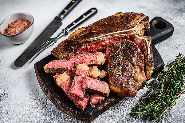 포토 JPG 해외이미지 포크 단면 실내 사람없음 소고기 나이프 흰배경 슬라이스 나무도마 백리향 티본스테이크 핑크솔트 해외포토 식기 백그라운드 도마 육류 스테이크 내부 목재 흰색 칼 소금 파일형식 이미지허브