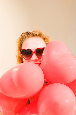 포토 JPG 해외이미지 여자 행복 얼굴 한명 상반신 성인 앞모습 선글라스 축하 하트풍선 풍선 성인여자한명만 갈색배경 해외포토 1 감정 안경 뷰포인트 백그라운드 컨셉 사람 신체부위 갈색 하트 여자한명만 성인여자만 파일형식 이미지허브