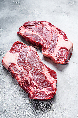 포토 JPG 해외이미지 음식 백그라운드 육류 스테이크 요리 비프스테이크 사람없음 목재 빨간색 검은색 어둠 소고기 신선 그릴 바비큐 자르기 준비 날것 롤 대리석 소금 후추 로즈메리 덩어리 등심 생식 해외포토 나무 컬러 식재료 재료 모션 주방용품 서양음식 허브 향신료 파일형식 이미지허브