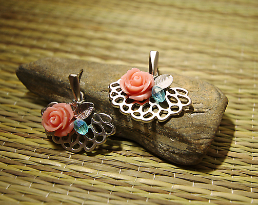 포토 JPG 해외이미지 모양 디자인 드레스 여자 백그라운드 패턴 불꽃 선물 미술 사람없음 장식 파란색 빛 컬러풀 반사 유행 금속 귀걸이 바위 반지 원형 황금 은색 작음 보석 소중 오브젝트 귀 스타일 해외포토 도형 옷 컬러 컨셉 무늬 장신구 재질 불 문화예술 사람 신체부위 돌_바위 크기 광석 파일형식 이미지허브