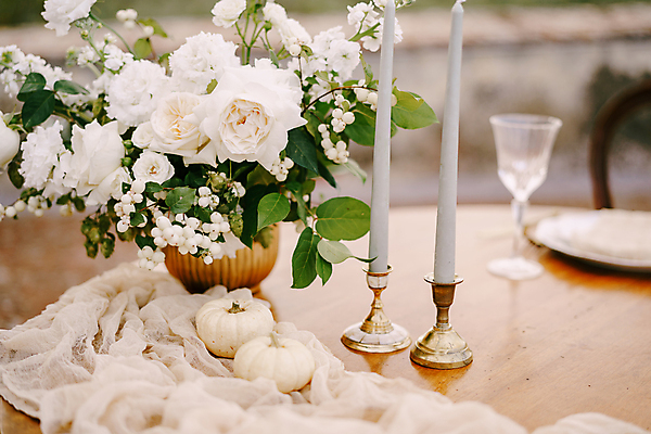 포토 JPG 해외이미지 서양인 꽃다발 초 탁자 결혼식 사람없음 결혼소품 웨딩촬영 해외포토 외국인 꽃 가구 결혼 오브젝트 기념사진 파일형식 이미지허브