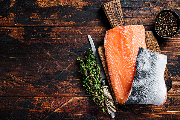 포토 JPG 해외이미지 그릇 실내 사람없음 하이앵글 나이프 허브 날것 연어 후추 토막 나무도마 카피스페이스 나무배경 해외포토 식물 식기 뷰포인트 백그라운드 도마 어류 내부 목재 공백 칼 향신료 파일형식 이미지허브