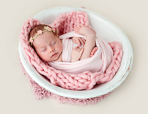 포토 JPG 해외이미지 여자 분홍색 한명 사람 바구니 귀여움 아기 신생아 머리띠 잠 니트 여자아기한명만 안락 해외포토 1 컬러 컨셉 상의 장신구 여자한명만 여자아기만 파일형식 이미지허브