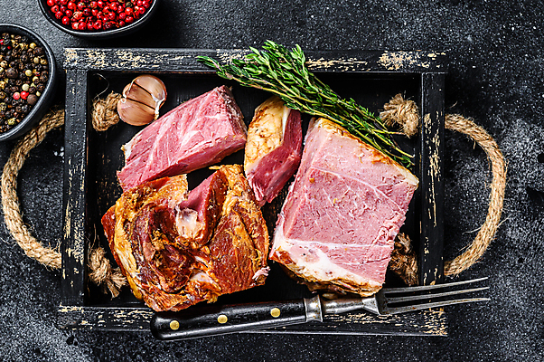 포토 JPG 해외이미지 포크 검은배경 실내 돼지고기 사람없음 담기 나무쟁반 백리향 해외포토 식기 백그라운드 모션 쟁반 육류 내부 목재 검은색 파일형식 이미지허브