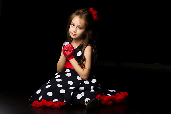 포토 JPG 해외이미지 전신 백인 응시 원피스 여자 어린이 포즈 검은배경 실내 한명 앉기 옆모습 귀여움 물방울무늬 복고 소녀한명만 다소곳 해외포토 서양인 1 시선 옷 뷰포인트 백그라운드 컨셉 무늬 모션 사람 내부 검은색 여자한명만 소녀만 파일형식 이미지허브