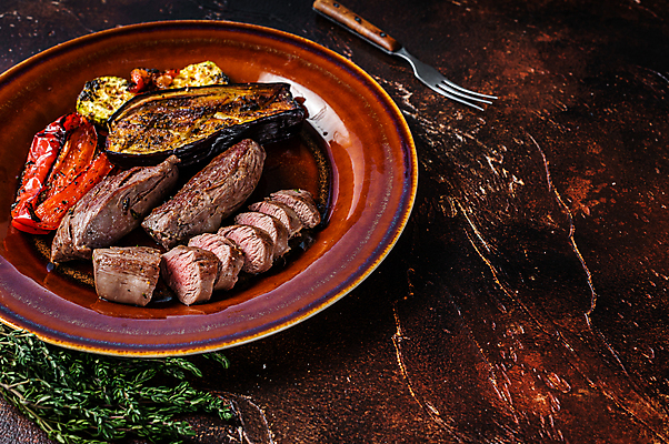 포토 JPG 해외이미지 접시 포크 가지 파프리카 실내 스테이크 비프스테이크 사람없음 소고기 굽기 슬라이스 백리향 카피스페이스 나무배경 해외포토 식기 백그라운드 채소 서양음식 육류 내부 공백 구이 파일형식 이미지허브