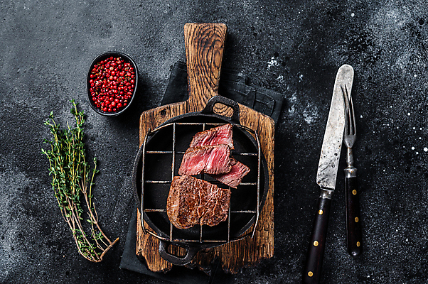 포토 JPG 해외이미지 포크 검은배경 단면 실내 스테이크 비프스테이크 사람없음 하이앵글 소고기 나이프 그릴 냄비 슬라이스 나무도마 백리향 통후추 해외포토 식기 뷰포인트 백그라운드 주방용품 도마 서양음식 육류 내부 목재 검은색 칼 솥 후추 파일형식 이미지허브