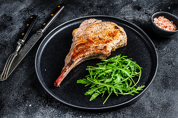 포토 JPG 해외이미지 접시 포크 식재료 검은배경 실내 사람없음 나이프 양고기 루꼴라 양고기구이 핑크솔트 해외포토 식기 백그라운드 채소 육류 내부 검은색 칼 구이 소금 파일형식 이미지허브