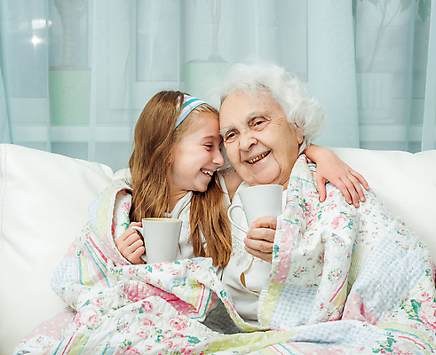 포토 JPG 해외이미지 응시 여자 노년 할머니 어린이 가족 손녀 실내 들기 상반신 두명 앞모습 옆모습 컵 소파 담요 맞대기 조부모 여자만 어깨에손 해외포토 식기 시선 뷰포인트 의자 관계 모션 사람 성인 내부 손주 파일형식 이미지허브