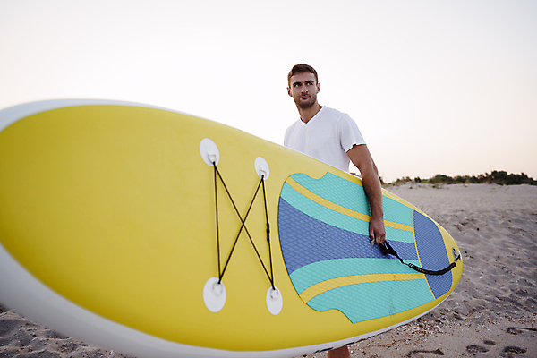 포토 JPG 해외이미지 주간 응시 남자 한명 들기 상반신 성인 해변 야외 앞모습 모래사장 서핑보드 서퍼 성인남자한명만 해외포토 자연요소 1 시선 바다 뷰포인트 모션 운동선수 사람 보드_스포츠 남자한명만 성인남자만 파일형식 이미지허브