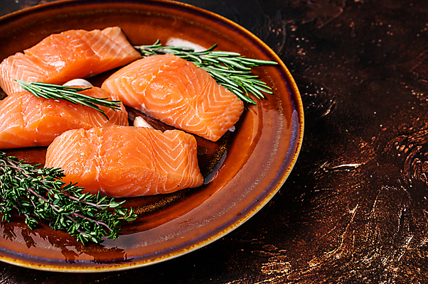 포토 JPG 해외이미지 접시 재료 실내 마늘 사람없음 날것 연어 후추 로즈메리 연어스테이크 연어회 갈색배경 해외포토 식기 백그라운드 채소 어류 스테이크 내부 갈색 생선회 허브 향신료 파일형식 이미지허브