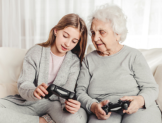 포토 JPG 해외이미지 응시 여자 노년 할머니 어린이 가족 손녀 실내 들기 앉기 상반신 두명 앞모습 소파 가르침 게임콘트롤러 조부모 여자만 해외포토 시선 교육 뷰포인트 의자 관계 모션 사람 성인 내부 게임기 손주 파일형식 이미지허브