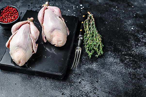 포토 JPG 해외이미지 그릇 포크 검은배경 실내 사람없음 하이앵글 닭고기 신선 날것 후추 백리향 생닭 돌접시 해외포토 식기 접시 뷰포인트 백그라운드 육류 내부 검은색 닭 향신료 파일형식 이미지허브