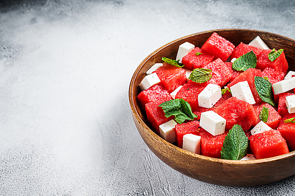 포토 JPG 해외이미지 잎 치즈 수박 실내 사람없음 샐러드 달콤 흰배경 나무그릇 수박조각 제철과일 해외포토 식물 그릇 음식 조각 백그라운드 과일 유제품 내부 목재 흰색 맛 제철 파일형식 이미지허브