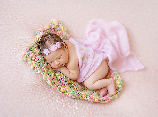 포토 JPG 해외이미지 백인 여자 한명 귀여움 아기 신생아 머리띠 잠 니트 여자아기한명만 해외포토 서양인 1 컨셉 상의 장신구 사람 여자한명만 여자아기만 파일형식 이미지허브