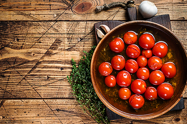 포토 JPG 해외이미지 그릇 토마토 방울토마토 실내 마늘 사람없음 하이앵글 나무도마 백리향 나무배경 마리네이드 해외포토 식기 음식 뷰포인트 백그라운드 채소 도마 내부 목재 파일형식 이미지허브
