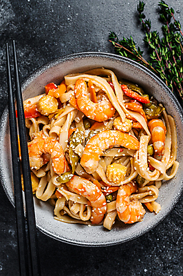 포토 JPG 해외이미지 접시 젓가락 검은배경 새우 실내 사람없음 해물요리 해산물 볶음우동 해외포토 식기 음식 백그라운드 수저 갑각류 내부 검은색 우동 파일형식 이미지허브