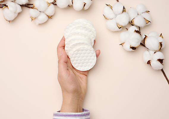 포토 JPG 해외이미지 손 실내 들기 신체부위 뷰티 오브젝트 목화꽃 화장솜 분홍색배경 해외포토 꽃 분홍색 백그라운드 모션 사람 내부 화장용품 파일형식 이미지허브