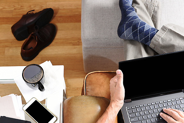 포토 JPG 해외이미지 의자 통신 양말 주택 한명 사람 앉기 내부 노트북 스마트폰 사무실 굴 작업 해외포토 1 가구 비즈니스 모션 어패류 건물 전자제품 핸드폰 스마트기기 파일형식 이미지허브