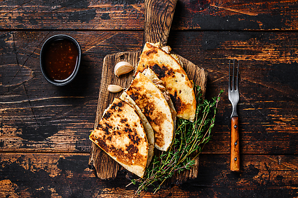 포토 JPG 해외이미지 서양음식 실내 사람없음 멕시코음식 나무도마 케사디야 나무배경 해외포토 음식 백그라운드 도마 내부 목재 파일형식 이미지허브