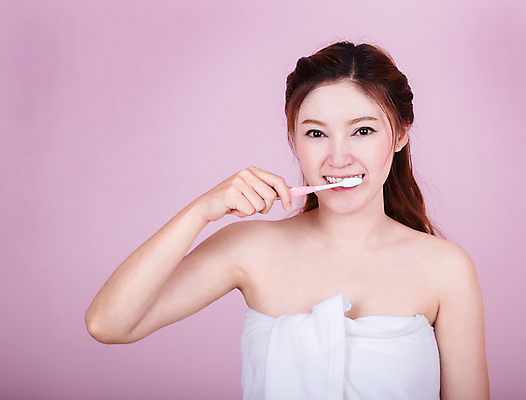 포토 JPG 해외이미지 백인 1 라이프스타일 여자 행복 얼굴 분홍색 백그라운드 태국 한국 건강 한명 미소 사람 동양인 성인 치료 수건 뷰티 약 일본 중국 욕실 흰색 잡기 붓 입 치아 칫솔 청소 치과의사 돌봄 위생관리 해외포토 서양인 감정 아시아 컬러 의학 모션 표정 관리 인종 생활 신체부위 위생용품 의사 소화기관 파일형식 이미지허브