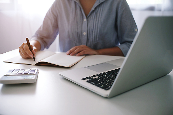 포토 JPG 해외이미지 직업 라이프스타일 손 종이 컨셉 인터넷 비즈니스 통신 통계 탁자 그래프 직장 사람 사람없음 금융 경제 노트북 컴퓨터 사무실 펜 디지털 공책 자료 계산기 정보 업무 작업 계산 계획 책상 분석 보고서 문서 투자 회계 경영 계좌 세금 수입 예산 회계사 해외포토 가구 회사 문구용품 생활 신체부위 전자제품 필기구 장비 파일형식 이미지허브