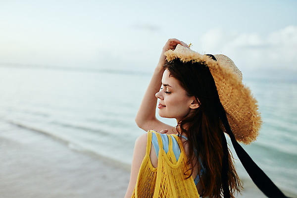 포토 JPG 해외이미지 모델 라이프스타일 여자 행복 모래 바다 자연 하늘 날리기 바람 휴가 휴식 따뜻함 사랑 한명 웃음 앉기 물 빛 뷰티 여행객 평화 항구 맑음 일몰 기쁨 자유 엉덩이 해외포토 자연요소 1 감정 컨셉 교통시설 모션 날씨 표정 사람 생활 신체부위 노을 생태계 파일형식 이미지허브