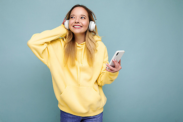 포토 JPG 해외이미지 음악 이어폰 노래 모바일 휴식 세포 한명 스마트폰 핸드폰 디지털 헤드폰 소리 듣기 MP3 무선전화기 전화기 라디오 오디오 블루투스 스테레오 카피스페이스 셀룰러 해외포토 1 음향기기 컨셉 모션 문화예술 사람 전자제품 스마트기기 공백 파일형식 이미지허브