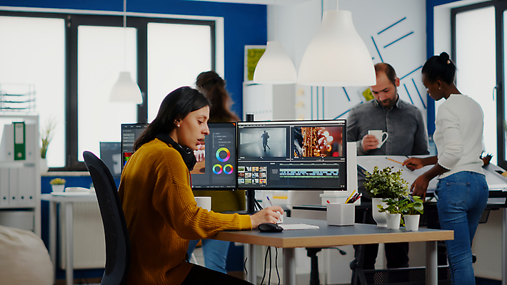 포토 JPG 해외이미지 여자 남자 전등 실내 들기 여러명 상반신 성인 옆모습 그래픽 펜 모니터 머그컵 기록 그래픽디자이너 성인만 영상편집 해외포토 뷰포인트 다수 모션 조명 사람 내부 컵 컴퓨터 필기구 디자이너 파일형식 이미지허브