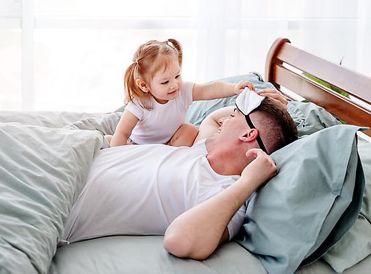 포토 JPG 해외이미지 백인 응시 여자 남자 딸 어린이 장난 베개 실내 상반신 성인 두명 앞모습 옆모습 침실 침대 잡기 아빠 수면안대 부녀 육아대디 해외포토 서양인 시선 뷰포인트 가구 가족 침구 모션 사람 내부 안대 파일형식 이미지허브