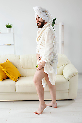 포토 JPG 해외이미지 전신 남자 수염 한명 성인 수건 뷰티 마사지 목욕가운 스킨케어 마사지롤러 성인남자한명만 해외포토 1 사람 위생용품 가운 남자한명만 성인남자만 파일형식 이미지허브