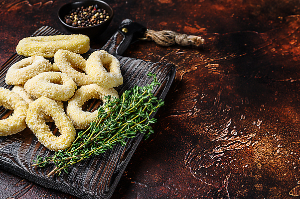 포토 JPG 해외이미지 그릇 실내 사람없음 해물요리 튀김 허브 해산물 후추 나무도마 오징어링 카피스페이스 나무배경 해외포토 식물 식기 음식 백그라운드 도마 내부 목재 공백 향신료 파일형식 이미지허브