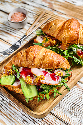 포토 JPG 해외이미지 포크 채소 오이 실내 사람없음 크루아상 머스터드 종지 딸기잼 나무쟁반 나무배경 크루아상샌드위치 해외포토 그릇 식기 빵 백그라운드 쟁반 샌드위치 내부 목재 소스_음식 잼 파일형식 이미지허브