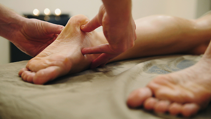 포토 JPG 해외이미지 손 발 실내 아웃포커스 신체부위 매트 마사지 누름 소프트포커스 해외포토 모션 촬영기법 사람 내부 파일형식 이미지허브