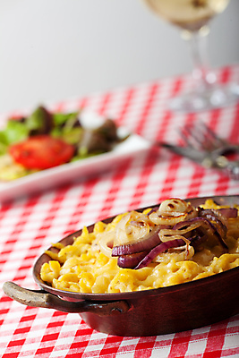 포토 JPG 해외이미지 전통 음식 겨울 탁자 양파 치즈 파스타 요리 사람없음 목재 옆모습 컬러풀 식사 다정 줄무늬 시골 직물 면 오스트리아 그릴 냄비 스위스 국수 시골집 반죽 구리 그라탱 삶기 채식주의자 바이에른사람 해외포토 나무 계절 유럽 뷰포인트 컬러 가구 컨셉 무늬 채소 재료 주방용품 유제품 주택 서양음식 면류 원소 솥 채식 파일형식 이미지허브