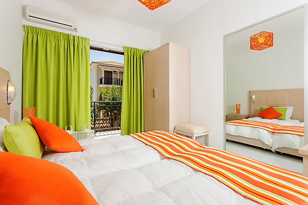 포토 JPG 해외이미지 디자인 가구 건축양식 호텔 부동산 휴가 아파트 주택 사람없음 내부 건물 장식 반사 침실 거울 방 침대 고급 큼 빌라 오브젝트 렌탈 스타일 해외포토 건축물 건축 생활용품 컨셉 숙소 재산 크기 파일형식 이미지허브