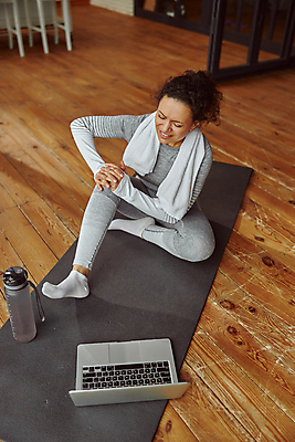 포토 JPG 해외이미지 전신 백인 여자 중년 실내 한명 옆모습 노트북 운동복 고통 매트 물병 무릎 무릎통증 중년여자한명만 해외포토 서양인 1 옷 감정 뷰포인트 사람 성인 내부 신체부위 전자제품 물통 여자한명만 중년여자만 파일형식 이미지허브