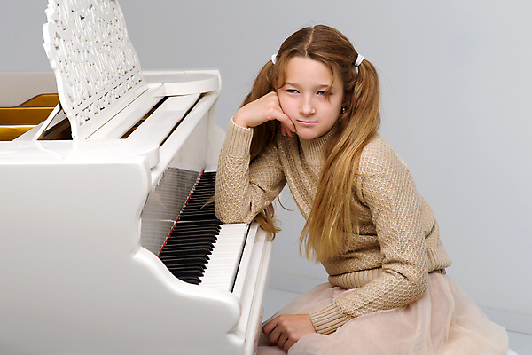 포토 JPG 해외이미지 백인 손 응시 여자 교육 행복 어린이 음악 장난 놀이 주택 실내 한명 사람 앉기 취미 학습 뷰티 머리 귀여움 화목 콘서트 음악가 흰색 기구 표현 키보드 작음 멜로디 뮤지컬 초보 스타일 해외포토 서양인 직업 1 시선 감정 컬러 컨셉 모션 문화예술 내부 건물 신체부위 공연 크기 파일형식 이미지허브