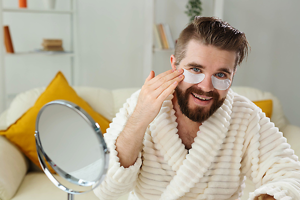 포토 JPG 해외이미지 응시 남자 수염 한명 상반신 성인 앞모습 뷰티 거울 목욕가운 스킨케어 붙이기 아이팩 성인남자한명만 해외포토 1 시선 뷰포인트 모션 사람 가운 남자한명만 성인남자만 파일형식 이미지허브