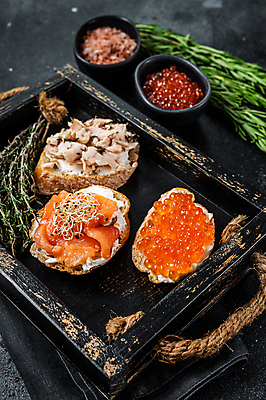 포토 JPG 해외이미지 그릇 검은배경 실내 샌드위치 사람없음 허브 카나페 연어 로즈메리 나무쟁반 연어알 연어요리 해외포토 식물 식기 음식 백그라운드 쟁반 서양음식 어류 내부 목재 알 검은색 파일형식 이미지허브