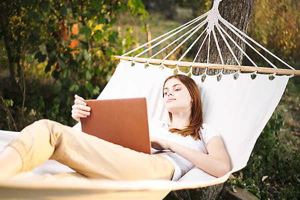 포토 JPG 해외이미지 주간 나무 응시 여자 자연 한명 들기 상반신 성인 야외 앞모습 옆모습 아웃포커스 노트북 눕기 해먹 성인여자한명만 해외포토 자연요소 식물 1 시선 뷰포인트 모션 촬영기법 사람 전자제품 침대 생태계 여자한명만 성인여자만 파일형식 이미지허브