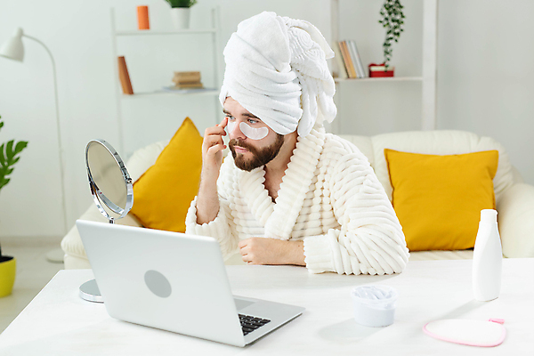 포토 JPG 해외이미지 응시 남자 수염 한명 상반신 성인 옆모습 노트북 수건 뷰티 거울 목욕가운 스킨케어 바디로션 수분크림 아이팩 성인남자한명만 해외포토 1 시선 뷰포인트 사람 전자제품 위생용품 화장품 가운 남자한명만 성인남자만 파일형식 이미지허브