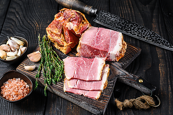 포토 JPG 해외이미지 실내 마늘 돼지고기 사람없음 햄 나무도마 백리향 나무배경 핑크솔트 해외포토 백그라운드 채소 도마 육류 내부 목재 소금 파일형식 이미지허브