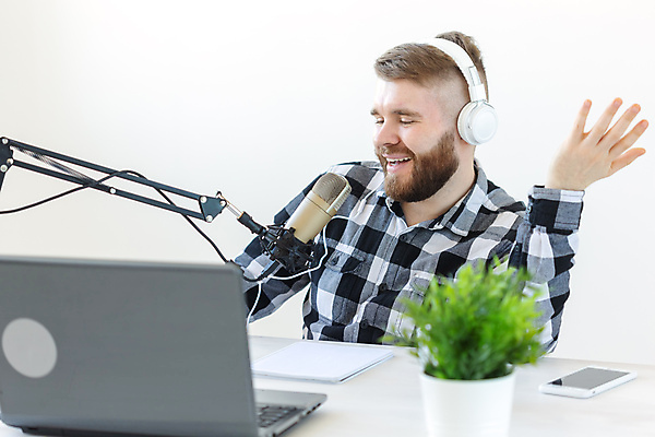 포토 JPG 해외이미지 남자 화분 스튜디오 말하기 한명 손짓 상반신 성인 앞모습 노트북 스마트폰 DJ 마이크 라디오 대본 라디오방송 성인남자한명만 크리에이터 1인미디어 해외포토 직업 1 뷰포인트 음향기기 모션 사람 전자제품 핸드폰 스마트기기 방송 남자한명만 성인남자만 파일형식 이미지허브