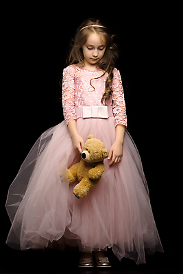 포토 JPG 해외이미지 전신 백인 드레스 여자 어린이 포즈 검은배경 실내 고개숙이기 한명 서기 들기 앞모습 곰인형 공주옷 소녀한명만 해외포토 서양인 1 옷 인형 뷰포인트 백그라운드 모션 숙이기 사람 내부 검은색 여자한명만 소녀만 파일형식 이미지허브