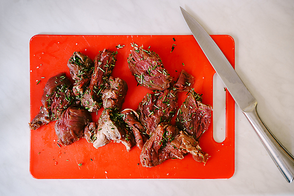 포토 JPG 해외이미지 음식 백그라운드 탁자 도마 육류 스테이크 요리 비프스테이크 사람없음 빨간색 주방 식당 식사 줄무늬 소고기 신선 양념 소 혈액 칼 그릴 큼 바비큐 굽기 메뉴 준비 날것 슬라이스 로즈메리 제비 개조 맛있는 해외포토 레이스천 컬러 가구 무늬 식재료 포유류 조류 주방용품 서양음식 상점 직물 크기 구이 허브 파일형식 이미지허브