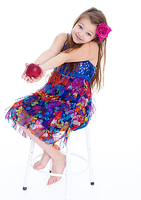 포토 JPG 해외이미지 백인 1 드레스 행복 어린이 공 실내 선물 한명 사람 금발 장미 파티 유행 귀여움 유치원 기쁨 흰색 가운 사과 자르기 싱글 주기 긍정 고립 혼자 해외포토 서양인 헤어스타일 옷 교육 꽃 감정 컬러 컨셉 과일 모션 이벤트 내부 파일형식 이미지허브