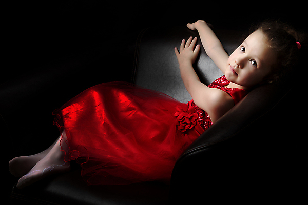 포토 JPG 해외이미지 백인 모델 라이프스타일 헤어스타일 손 드레스 여자 행복 얼굴 어린이 포즈 백그라운드 천사 건강 한명 미소 사람 뷰티 유행 검은색 기쁨 흰색 표현 아기 우아함 달콤 작음 피부 광택 결백 고립 천진난만 해외포토 서양인 1 옷 감정 컬러 컨셉 표정 생활 신체부위 맛 크기 파일형식 이미지허브